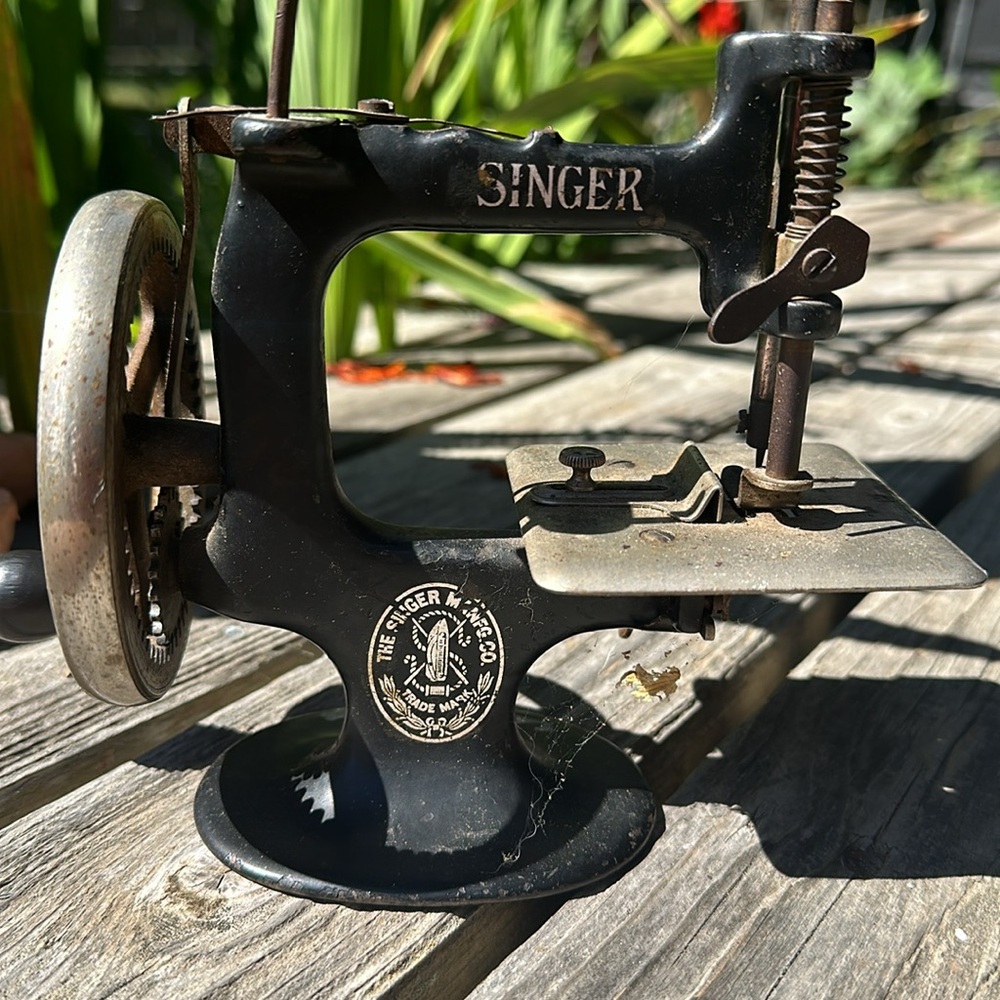 Vintage Singer Miniature Sewing Machine Kids 1920s Hand-cranked Ornament Metal